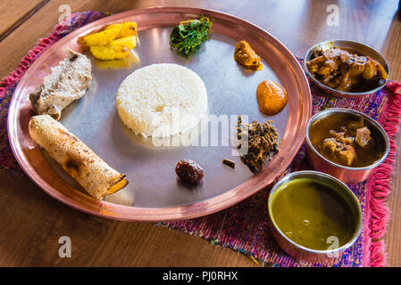 Draufsicht über Dal bhat Platte, einer traditionellen Mahlzeit vom indischen Subkontinent, beliebt in vielen Bereichen der Nepal, Bangladesh und Indien. Es besteht aus St Stockfoto