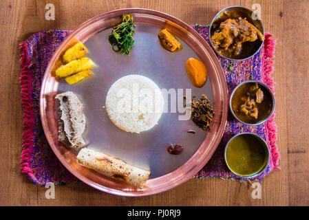 Draufsicht über Dal bhat Platte, einer traditionellen Mahlzeit vom indischen Subkontinent, beliebt in vielen Bereichen der Nepal, Bangladesh und Indien. Es besteht aus St Stockfoto