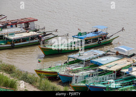 BAGAN, Myanmar, 17. Mai 2018, das Schiff kommt ans Ufer, wo viele Schiffe sind, die Iravadi River. Stockfoto