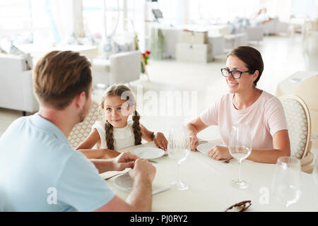 Moderne Familie im Restaurant Stockfoto