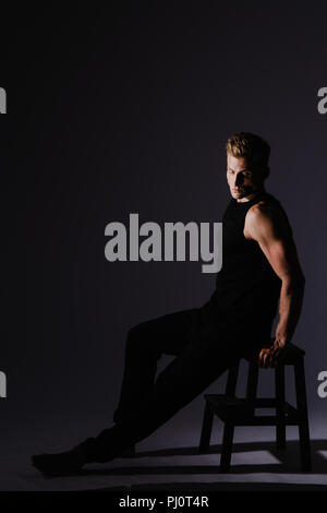 Schöner Mann im Studio für Kleidung posing Schießen Stockfoto