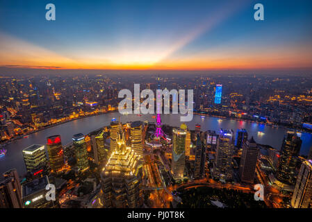 Luftaufnahme von Shanghai durch den Sonnenuntergang Stockfoto