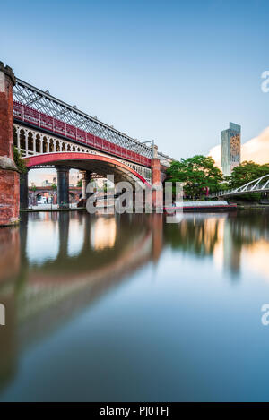 Früh am Morgen Blick aus der Treidelpfad neben Bridgewater Canal in Castlefield, Manchester, zeigt die MSJAR und Brücken der Kaufmann und dem Hilton Stockfoto