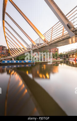 Am frühen Abend unter der Kaufmann Brücke auf der Bridgewater Canal in Castelfield, Manchester, mit einem Verankerten 15-04 Stockfoto