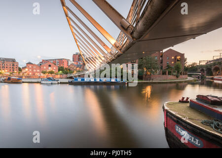 Am frühen Abend unter der Kaufmann Brücke auf der Bridgewater Canal in Castelfield, Manchester, die Teil einer günstig 15-04 Stockfoto