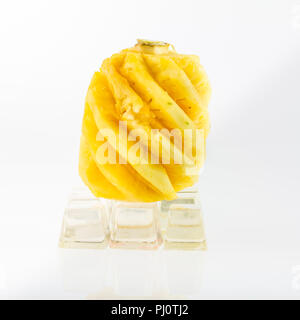 Gelb Ananas auf Eis und auf weißem Hintergrund, Stockfoto