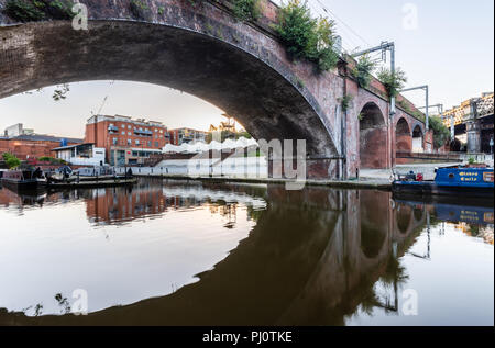 Blick von der Leinpfad neben der Bridgewater Canal durch das Castlefield Viadukt Brücke und in Richtung der Castlefield Schüssel in Manchester Stockfoto