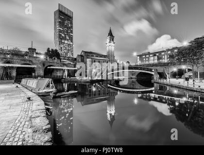 Schwarze und weiße Blick von der Bridgewater Canal Leinpfad in Richtung der alten Gemeinde Kapelle (heute Pannone Corporate) und Hilton Hotel in Manchester. Stockfoto