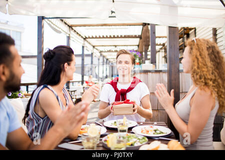Geburtstag im Cafe Stockfoto