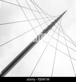 Symmetrische Blick auf die Trinity Bridge in Manchester, entworfen von Architekt Santiago Calatrava. Stockfoto