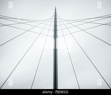 Symmetrische Blick auf die Trinity Bridge in Manchester, entworfen von Architekt Santiago Calatrava. Stockfoto