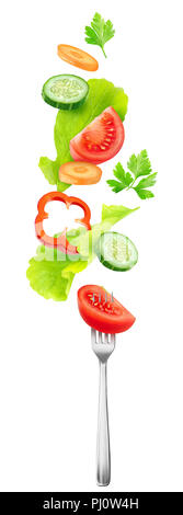Isolierte Salat Gemüse. Stücke von frischen Tomaten, Gurken, Karotten, Paprika und Salatblätter in der Luft über einer Gabel isoliert auf weißem backgroun Stockfoto