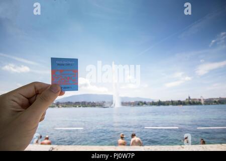 Sie Jet Deau (Brunnen der Genfer See) und Eintrittskarte der Paquis (künstliche Halbinsel für Schwimmen und Bräunen in Genf) Stockfoto