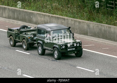 1993 90er Jahre 90 Land rover Defender Turbodiesel mit Schnorchelauspuff, Abschleppen eines weiteren Land Rover landrover suv 4x4, Verkehr im Schlepptau, M6 in Lancaster, Großbritannien Stockfoto