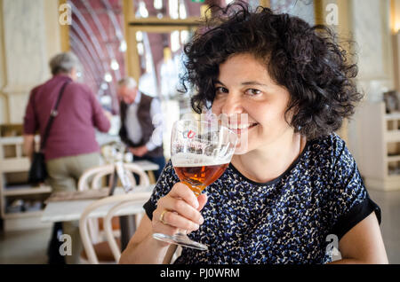 Geführte Bier Tour Antwerpen Belgien Stockfoto