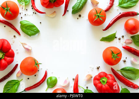 Bunte pizza Zutaten Muster aus Tomaten, Pfeffer, Chili, Knoblauch und Basilikum auf weißem Hintergrund. Kochen Konzept. Ansicht von oben. Flach. Kopieren Stockfoto