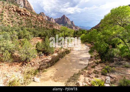 Blick auf den berühmten Wächter Felsen entlang des Virgin River im Zion National Park bei Sonnenuntergang Stockfoto