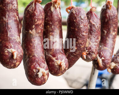 Raw Easthern Thai würzige Wurst Holz befestigt, verschwommene Wurst, vorne Stockfoto