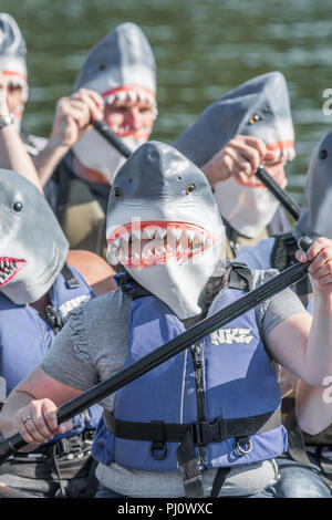 Kostüme von Kandidaten im Dragon Boat Race von Osten Northants Rotary Clubs an Wicksteed Park, Kettering am 2. September organisiert abgenutzt Stockfoto