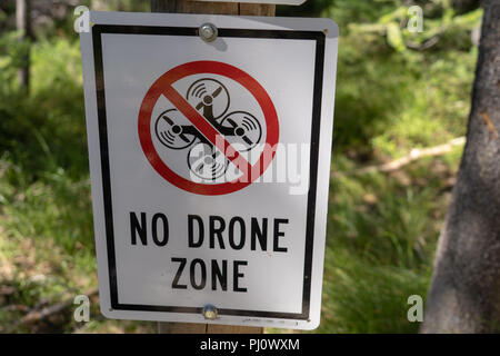 Kein drone zone restriktive Zeichen verhindert, dass Fliegen ein quadcopter Stockfoto