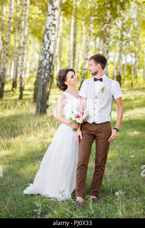 Bräutigam und Braut im Freien Stockfoto