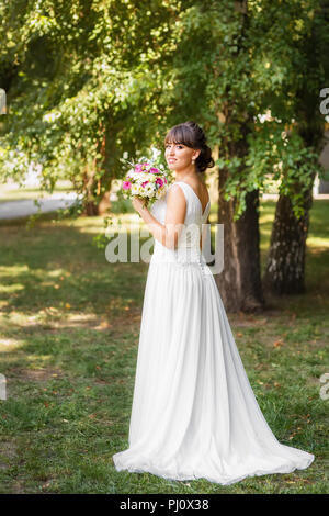 Schönen lächeln Braut Hochzeit weiß Kleid Stockfoto