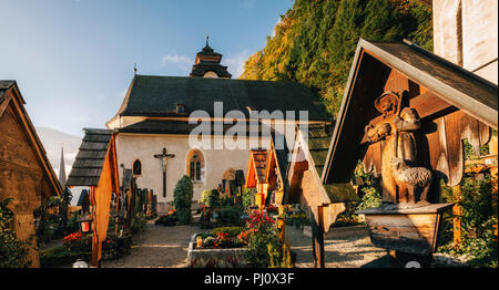 Panoramablick auf kleine schöne Friedhof in der Nähe der Kirche mit Kreuze und Denkmäler in Hallstatt Stockfoto