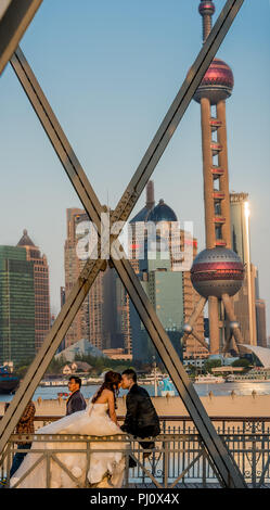 Shanghai, China - 10. April 2013: junge Hochzeit Braut auf die Waibaidu Brücke bei der Stadt Shanghai in China am 10. April 2013 Stockfoto