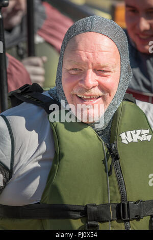 Kostüme von Kandidaten im Dragon Boat Race von Osten Northants Rotary Clubs an Wicksteed Park, Kettering am 2. September organisiert abgenutzt Stockfoto