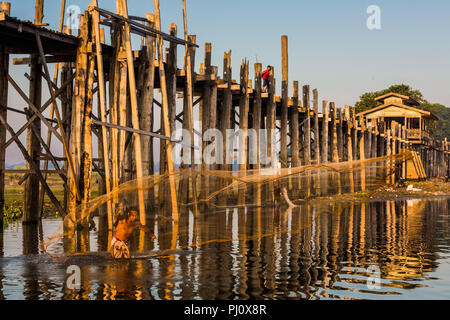 U-BEIN BRÜCKE, MYANMAR - November 28, 2016: angler angeln U Bein See Taungthaman Bridge Amarapura Mandalay, Myanmar (Birma) Stockfoto