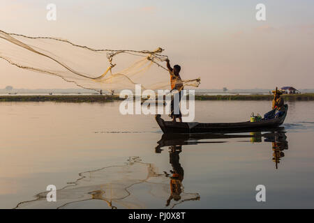 U-BEIN BRÜCKE, MYANMAR - November 28, 2016: Fischer auf den Taungthaman See Amarapura Mandalay, Myanmar (Birma) Stockfoto