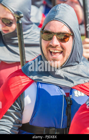 Kostüme von Kandidaten im Dragon Boat Race von Osten Northants Rotary Clubs an Wicksteed Park, Kettering am 2. September organisiert abgenutzt Stockfoto