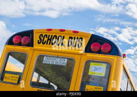 Nahaufnahme der Back-end einer gelben Schulbus. Zurück zum Konzept der Schule. Stockfoto