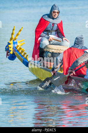 Kostüme von Kandidaten im Dragon Boat Race von Osten Northants Rotary Clubs an Wicksteed Park, Kettering am 2. September organisiert abgenutzt Stockfoto