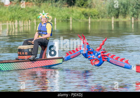 Kostüme von Kandidaten im Dragon Boat Race von Osten Northants Rotary Clubs an Wicksteed Park, Kettering am 2. September organisiert abgenutzt Stockfoto