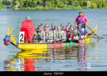 Kostüme von Kandidaten im Dragon Boat Race von Osten Northants Rotary Clubs an Wicksteed Park, Kettering am 2. September organisiert abgenutzt Stockfoto