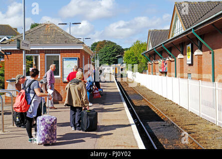 Wartenden Fahrgäste und an der North Norfolk Bahnhof in Cromer, Norfolk, England, Vereinigtes Königreich, Europa anreisen. Stockfoto