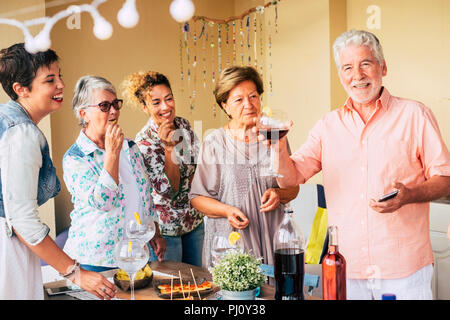 Happy Gruppe von fröhlichen kaukasischen Mann und Frauen gemischten Alters zusammen Spaß Essen und rinking zu feiern. Lächeln und Lachen Menschen genießen die fr Stockfoto