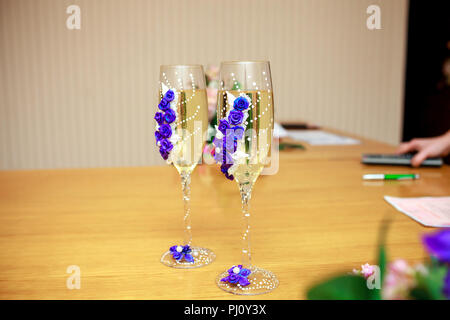 Hochzeit Gläser Champagner auf dem Tisch dekoriert Stockfoto