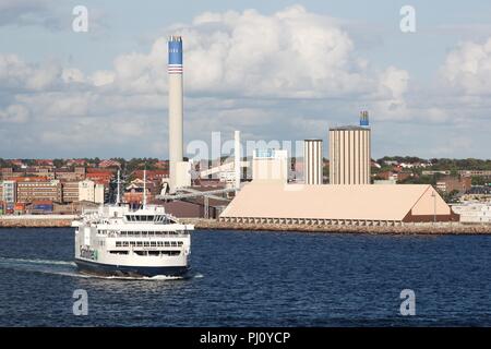 Helsingborg, Schweden - 26. August 2018: Blick auf die Stadt Helsingborg in Schweden mit dem Oresundskraft Kraftwerk und Scandlines Fähre Stockfoto