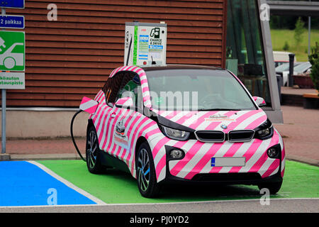 Salo, Finnland - 21. Juni 2018: Pink und Weiß Gestreifte BMW-Elektroauto Fishermans Freund an der Ladestation geladen wird. Stockfoto
