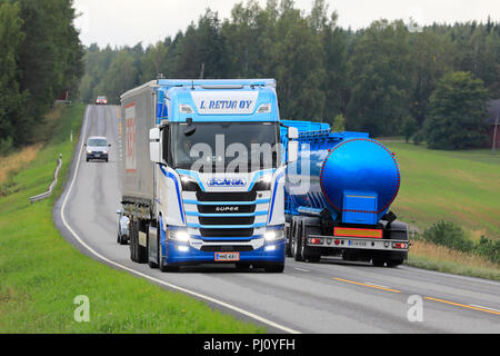 Salo, Finnland - 1 September 2018. Blau und Weiß der nächsten Generation Scania S 450 Lkw von L. Retva hols Freja cargo Trailer in Autobahn LKW-Verkehr. Stockfoto