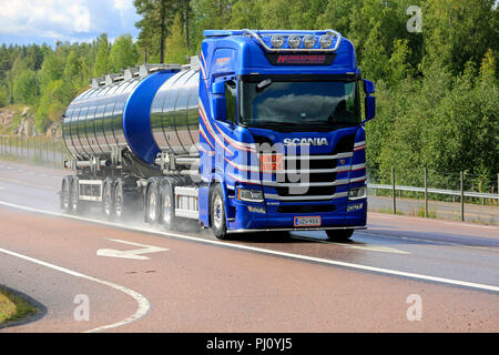 Nächste Generation Scania Tankwagen von Niinexpress Oy hols ADR 80-1824 Natriumhydroxid auf nasser Straße an regnerischen Tag in Orivesi, Finnland. August 27, 2018. Stockfoto