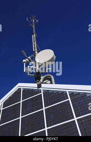 Auf dem Dach Solar Electric power station und Telekommunikation Richtantenne Stockfoto