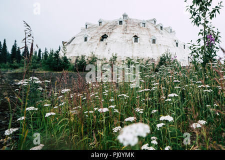 Am 1. August 2018 - CANTWELL, ALASKA: die alten, verlassenen Iglu City Hotel und Tankstelle entlang der George Parks Highway in Alaska sitzt Stockfoto