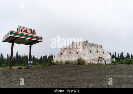 Am 1. August 2018 - CANTWELL, ALASKA: die alten, verlassenen Iglu City Hotel und Tankstelle entlang der George Parks Highway in Alaska sitzt Stockfoto