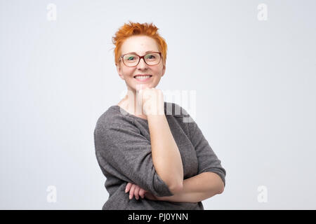 Portrait von wunderschöne reife Frau, und lächelnd mit verschränkten Armen Stockfoto