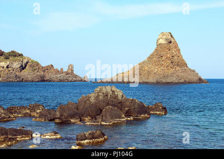Zyklopische Isles in Aci Trezza in der Nähe von Catania, Sizilien, Italien Stockfoto