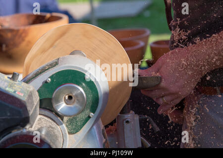 Ein Handwerker Holz drehen mit einer Drehbank Holz in einem Workshop zu gestalten. Stockfoto