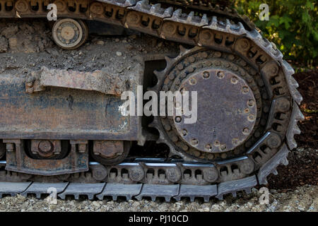 Industrielle Umsetzung stahl Metall Radspuren auf Schmutz Stockfoto